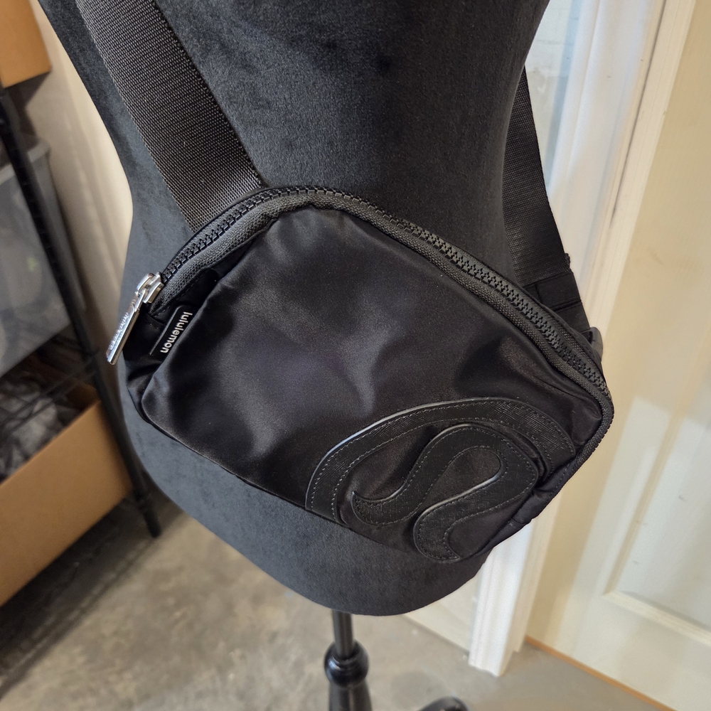 lululemon athletica Everywhere Go Bag Black Belt Bag Shoulder Bag - Picture 7 of 7